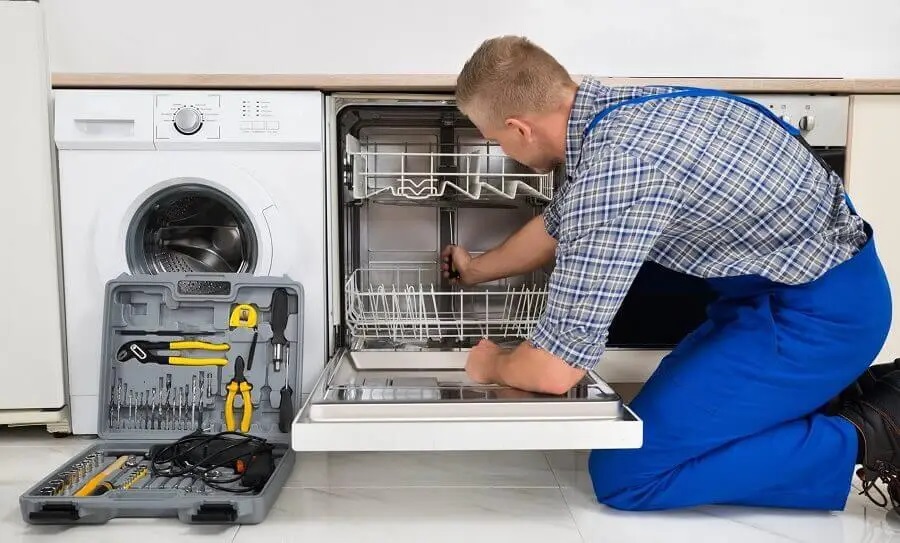 Adapazarı Vaillant servisi teknisyen ekibi beyaz eşya tamiri yaparken